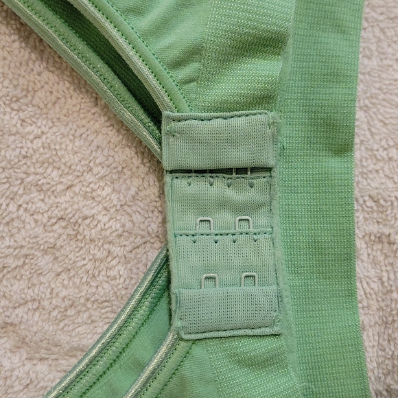 2 New Hanes Classic Comfort Flex Bra's. Size Medium - Picture 10 of 16